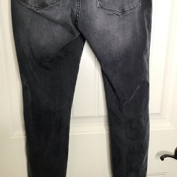 Good American Good Curve Crop Jeans in Black 075. - Picture 6 of 12